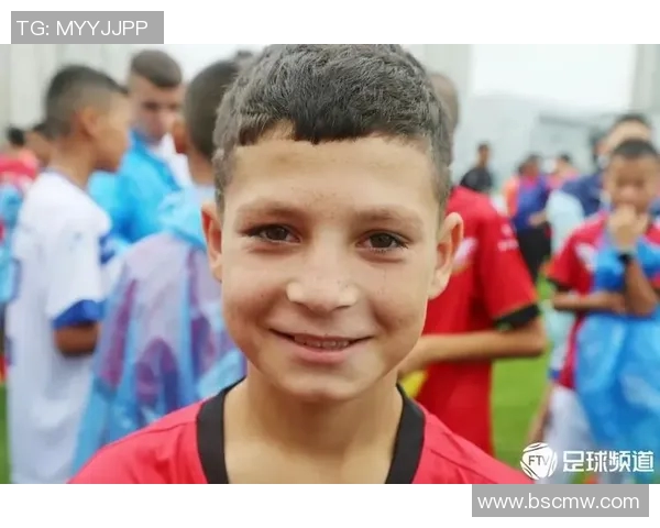 刘星与足球明星亲密合影展现运动精神与友谊的美好瞬间